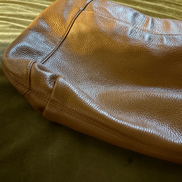 Beautiful Tan Michael Kors Hobo Handbag w/2 Outside Pockets & Tassel - Picture 3 of 11